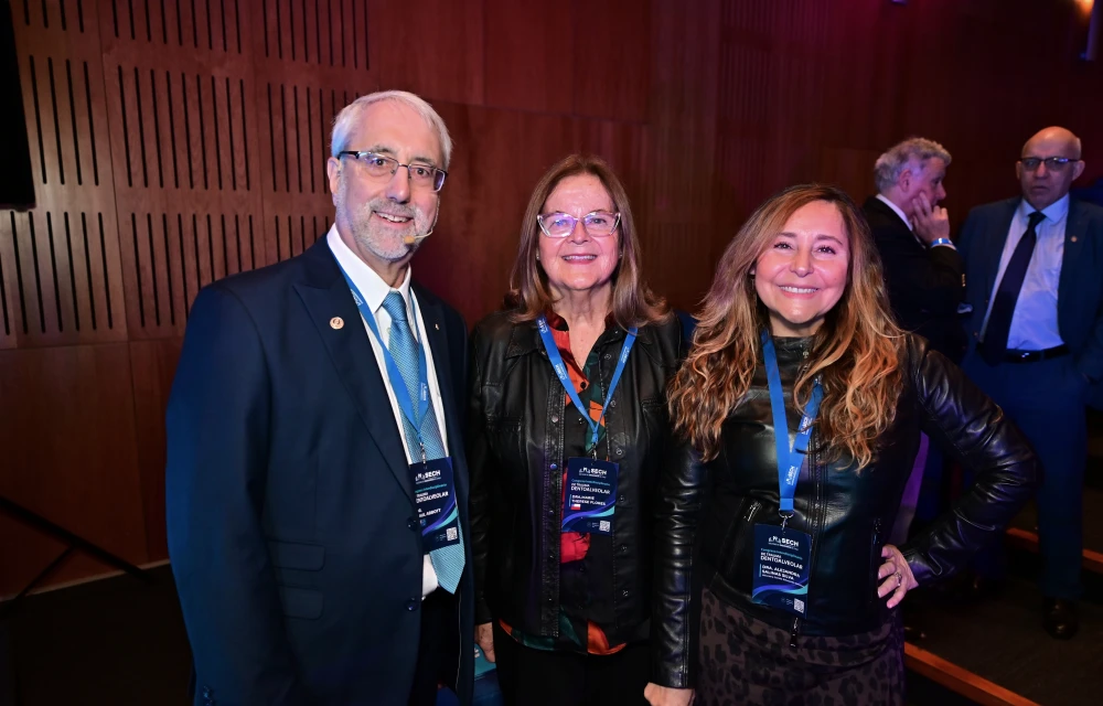 Dr. Paul Abbott, Dra. Marie Therese Flores y Dra. Alejandra Salinas